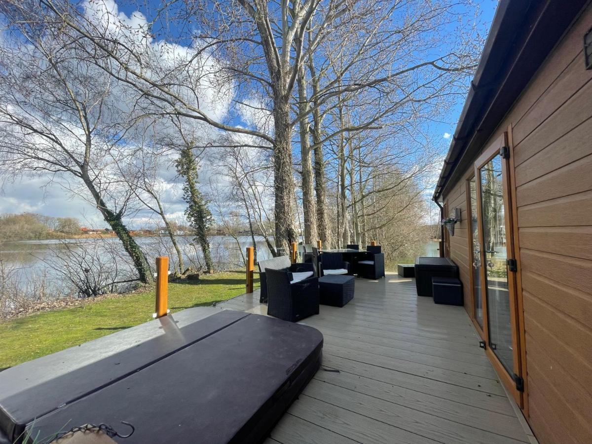 Rudd Lake Luxury Lakeside Lodge With Fishing & Hot Tub@タターズホール エクステリア 写真