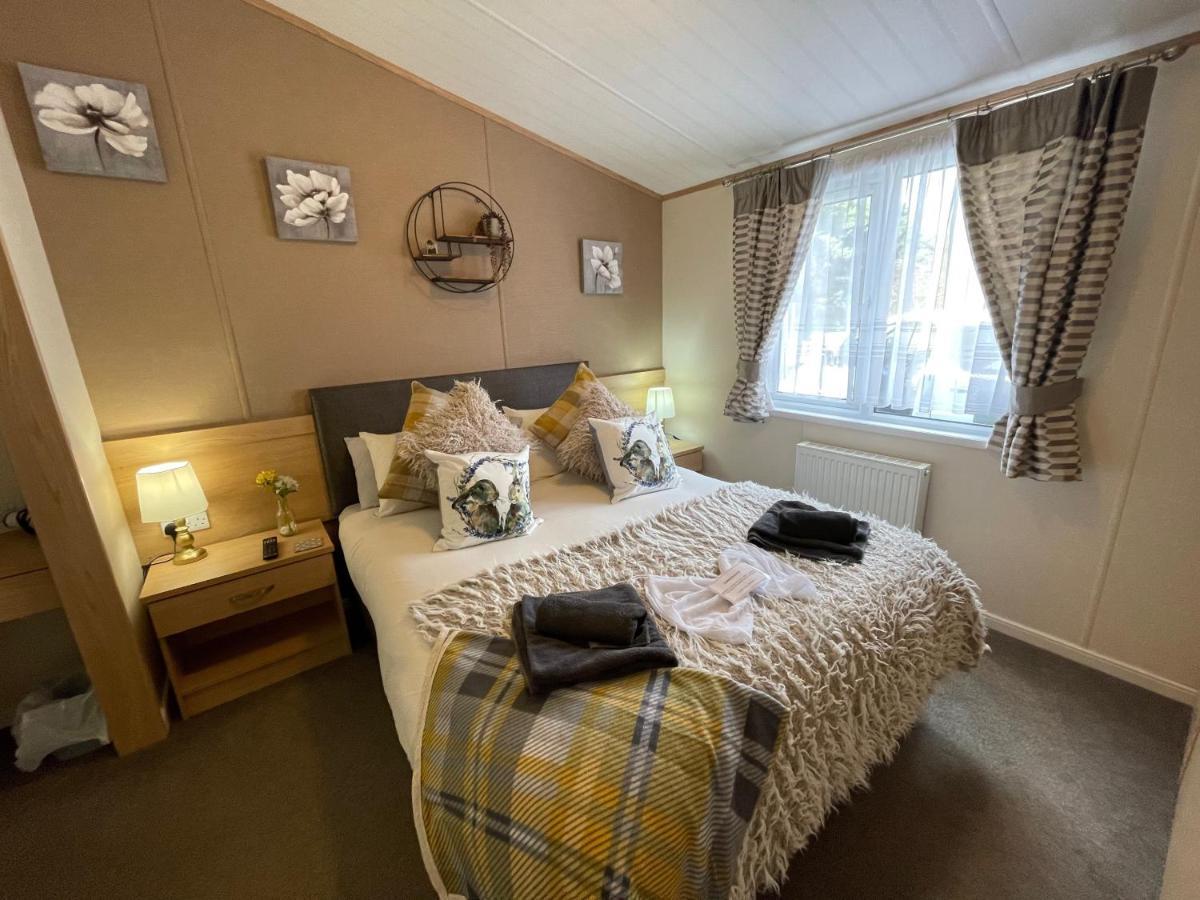 Rudd Lake Luxury Lakeside Lodge With Fishing & Hot Tub@タターズホール エクステリア 写真