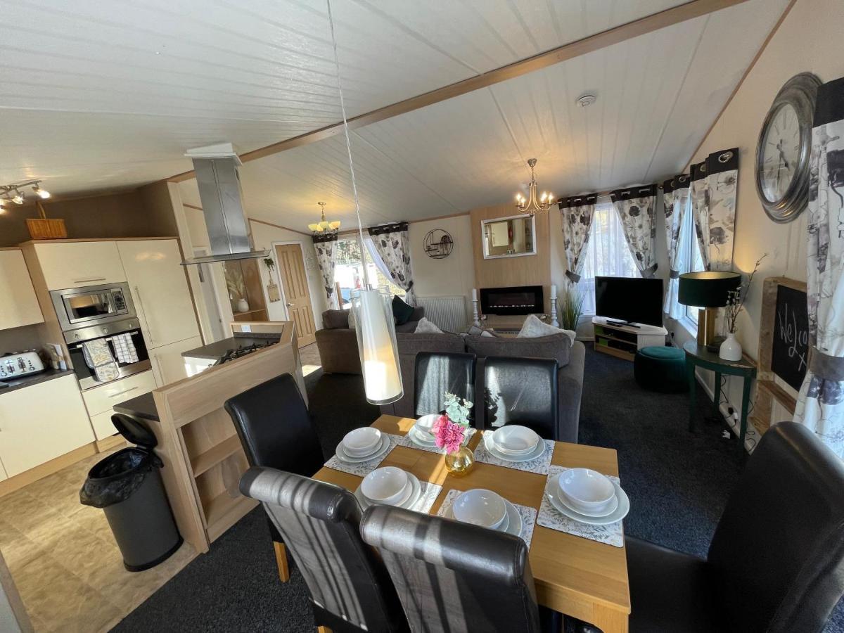 Rudd Lake Luxury Lakeside Lodge With Fishing & Hot Tub@タターズホール エクステリア 写真