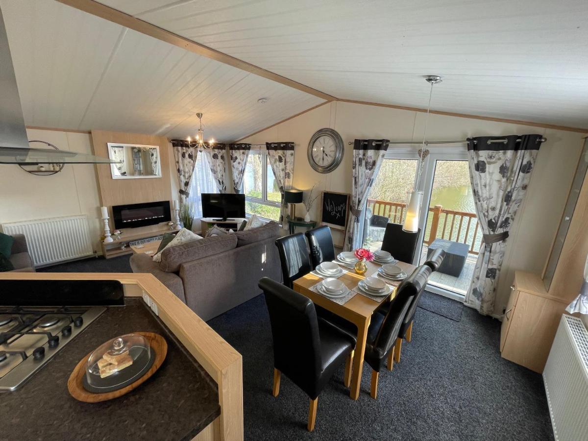 Rudd Lake Luxury Lakeside Lodge With Fishing & Hot Tub@タターズホール エクステリア 写真