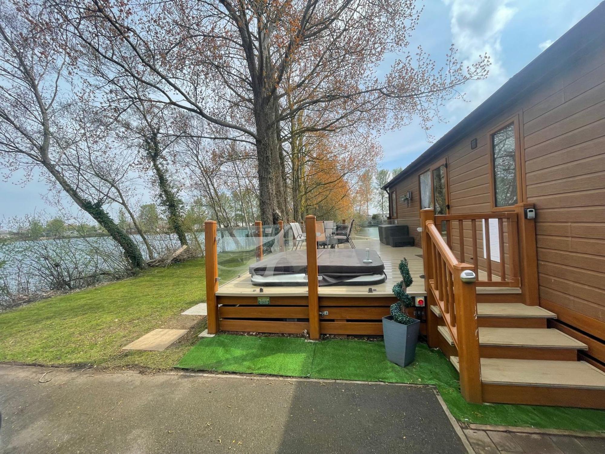 Rudd Lake Luxury Lakeside Lodge With Fishing & Hot Tub@タターズホール エクステリア 写真